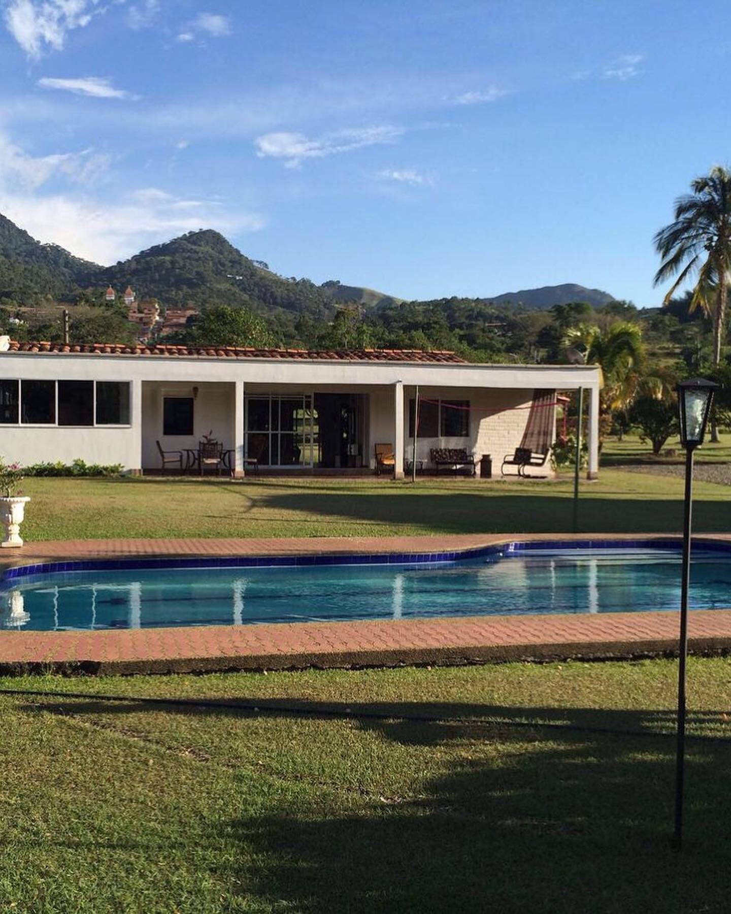 Fachada de la casa principal con piscina al frente