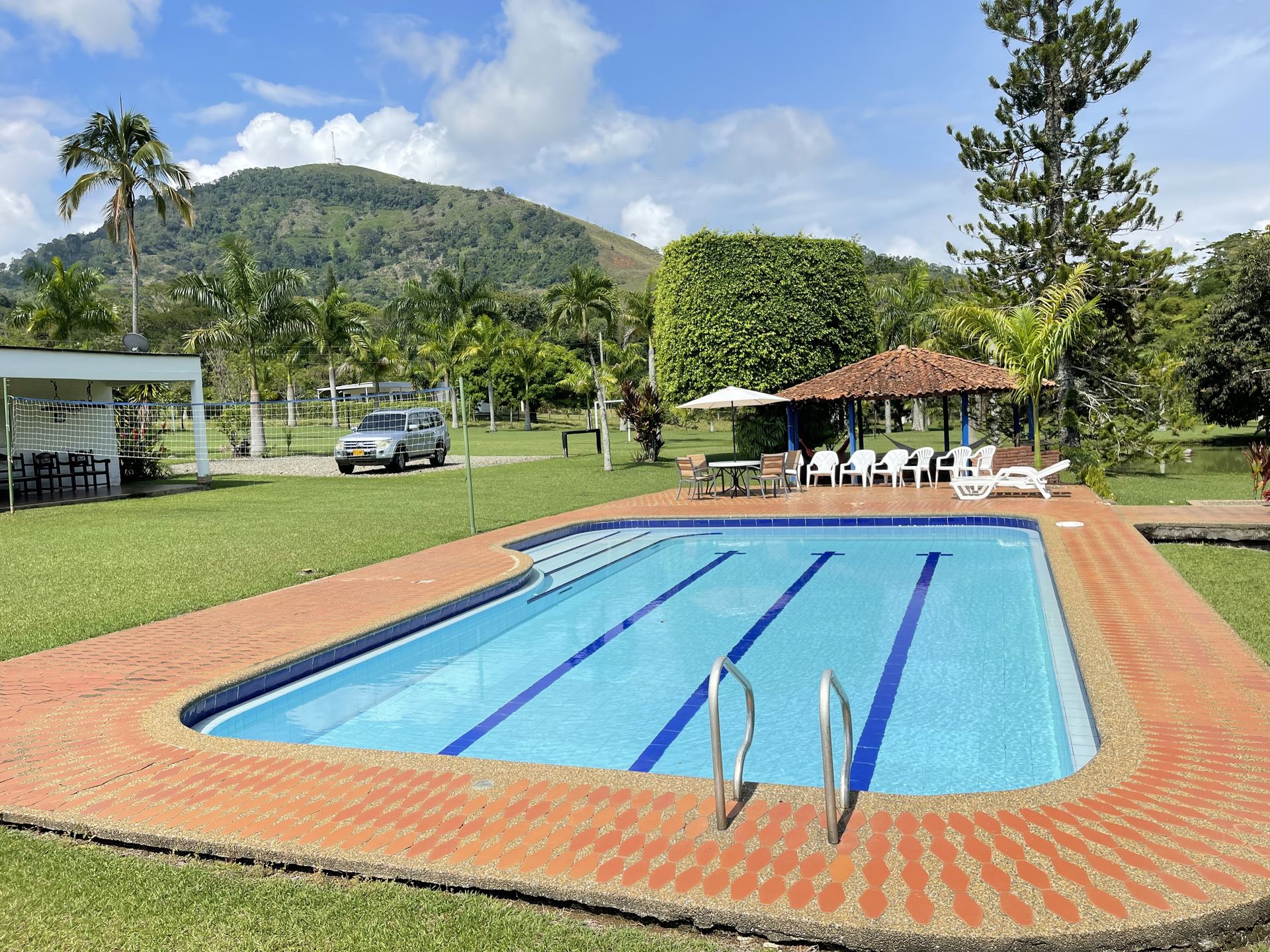 Kiosko con hamaca y vista a la piscina