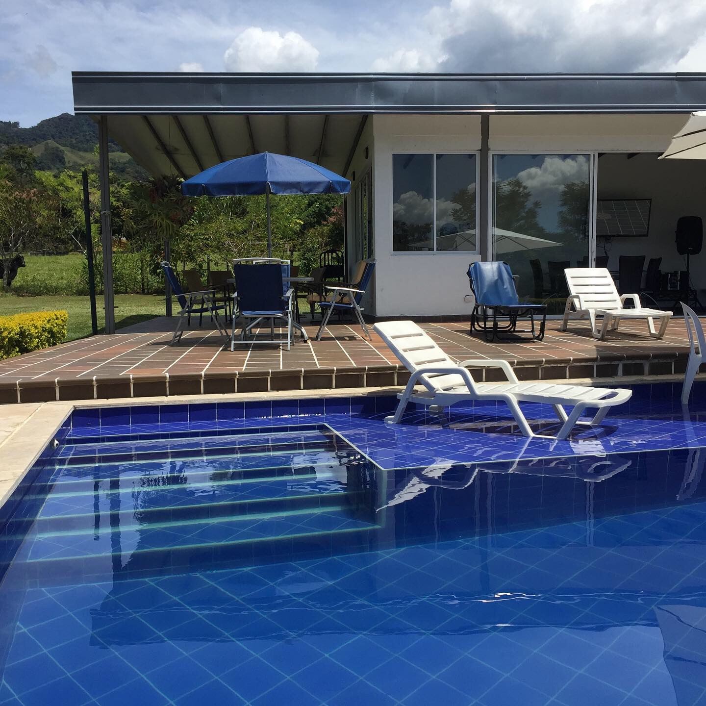 Piscina con camastros